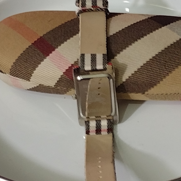 Burberry Plaid Vintage Like New Watch - Picture 8 of 16